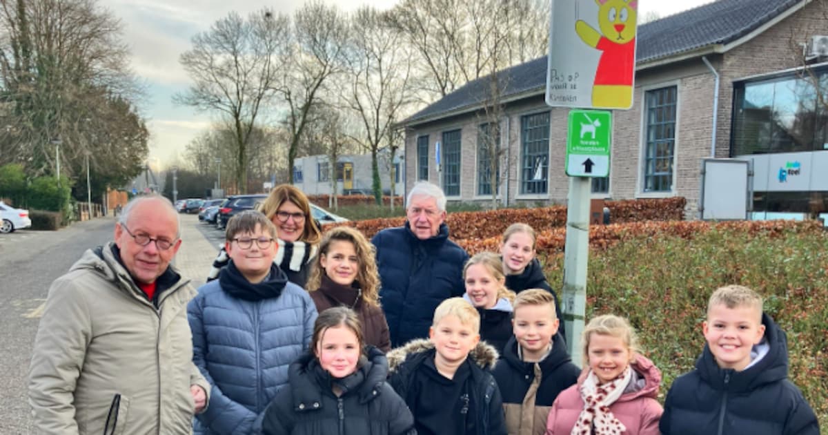 Nieuwe verkeersborden bij OBS Harlekijn en OBS Wereldwijs feestelijk onthuld