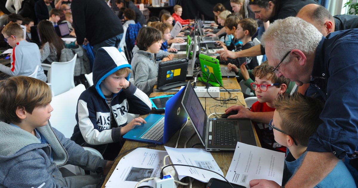 Kinderen leren programmeren bij CoderDojo in bibliotheek Drachten