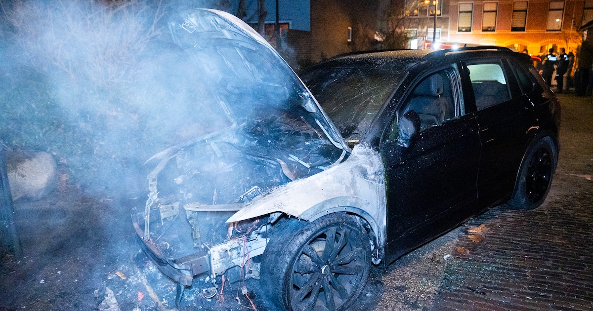Geparkeerde auto zwaar beschadigd door brand in Arnhem