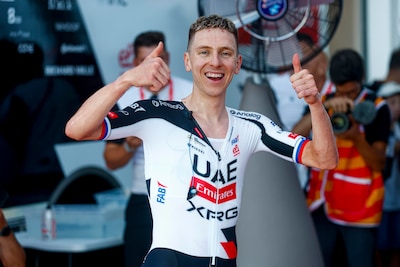 Tadej Pogacar grijpt direct de macht in de Vuelta: Sloveen wint tijdrit met marge van 0,09 seconde