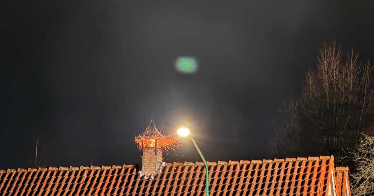 Schoorsteenbrand bij woning in Heeswijk-Dinther: schoorsteen geveegd, snel onder controle