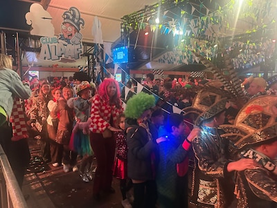 LIVE Carnaval in Brabant | Wereldrecord polonaise lopen verbroken in Veldhoven, 1315 deelnemers