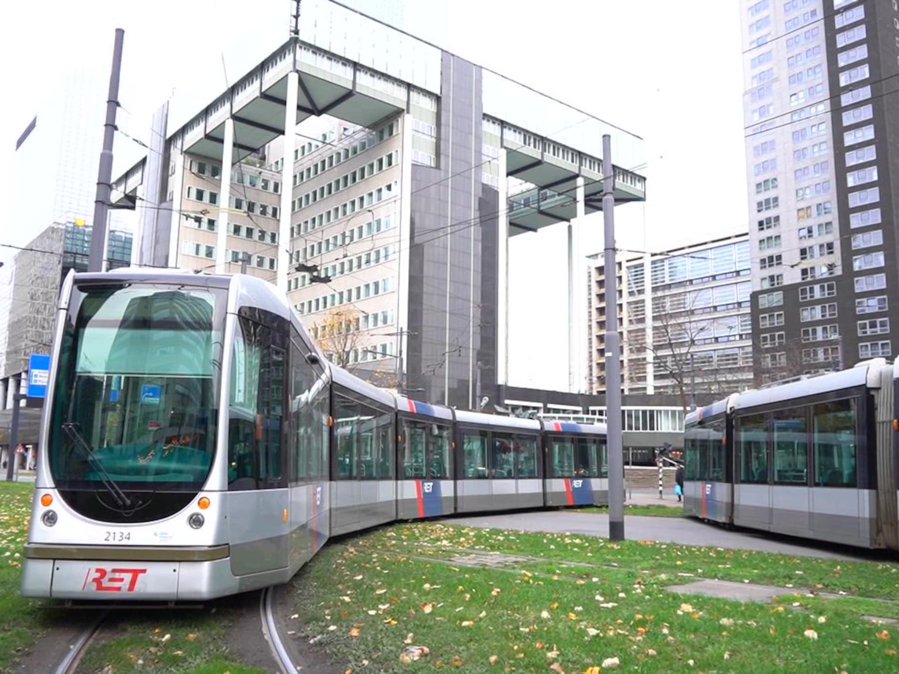 Verkeerschaos door stilstaande trams in Rotterdam
