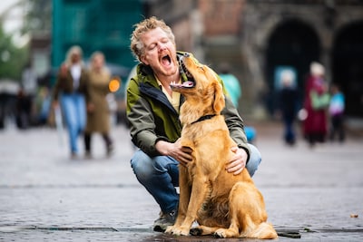 Cabaretier Pepijn Schoneveld over speciale band met hond Millie: ‘Ze helpt me om uit mijn eigen hoofd te stappen’