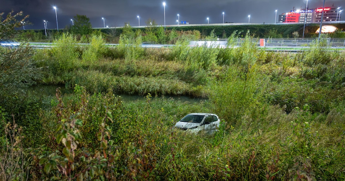 Auto raakt van de weg op A9 bij Badhoevedorp, bestuurder meegenomen naar politiebureau