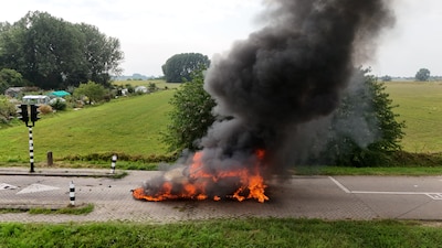 Elektrische auto verwoest door flinke brand nadat blokkeerblok in de weg plots omhoog komt