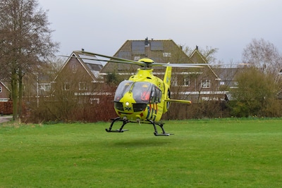 Traumahelikopter landt in woonwijk na val van dak in Rhenen