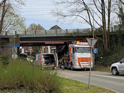 Geen treinen tussen Deventer en Enschede nadat vrachtwagen brug ramt