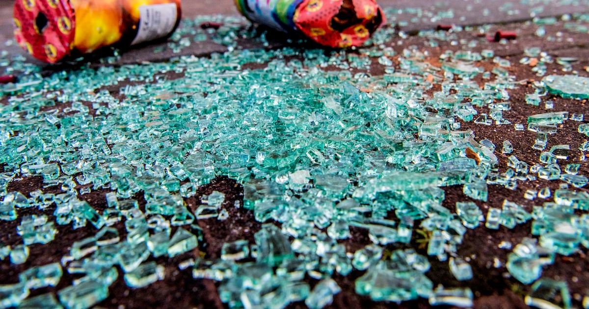 Gesloopte prullenbakken, verkeersborden en bankje in Wijk: schade door vuurwerk 4655 euro