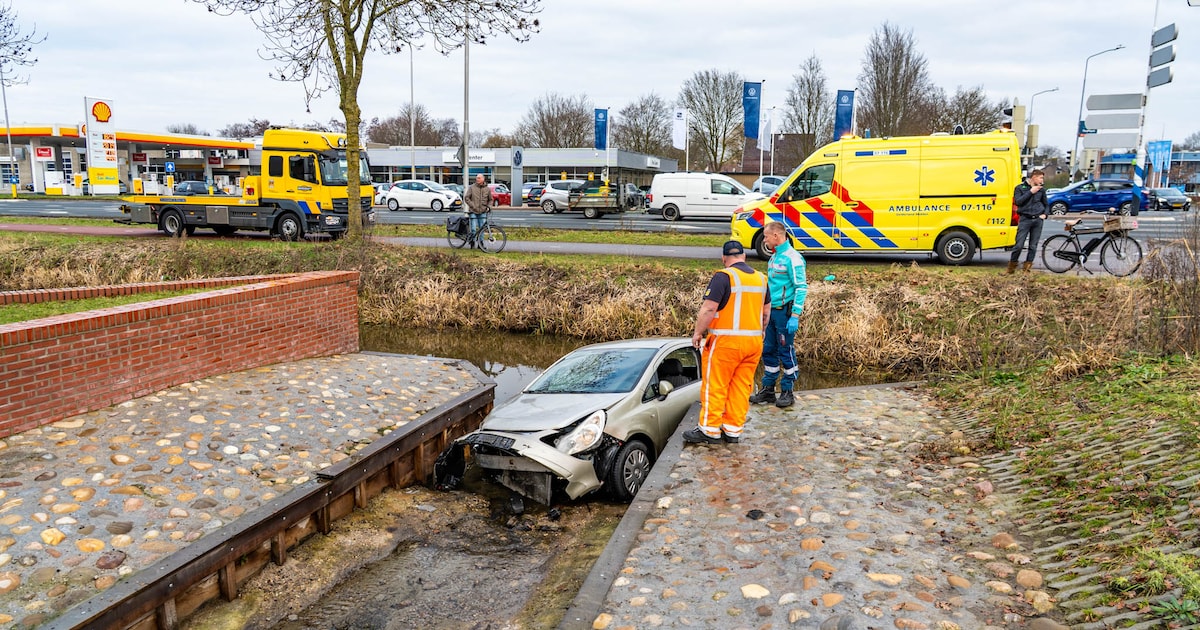 Auto belandt in sloot bij gemeentehuis Nijkerk, bestuurder gewond