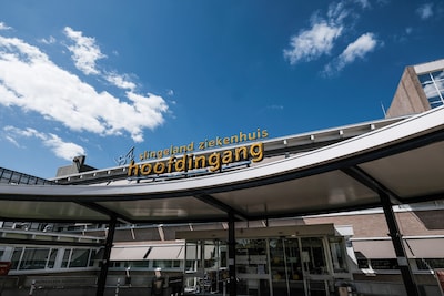 Tientallen mobiele airco’s én dagelijks ijsje om hitte draaglijk te maken in afgeschreven ziekenhuis