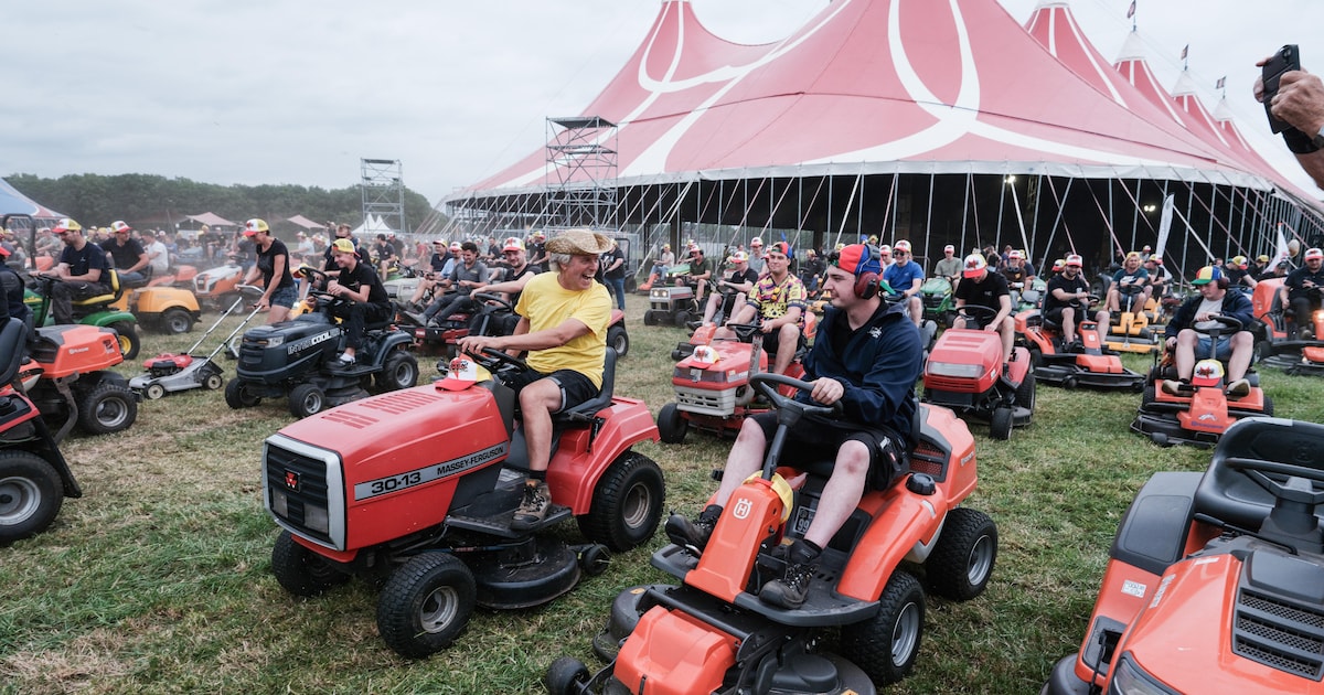 Zwarte Cross kan al dat lange gras niet aan, honderden vrijwilligers melden zich met grasmaaiers
