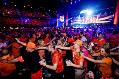 Volkszanger schiet op huis voormalige vrienden: ‘Dat jij dit deed, één dag voor onze bruiloft’