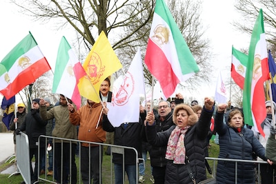 Iraniërs door dolle heen op Malieveld na nieuws mogelijke dood leider Ali Khamenei: ‘We zijn vrij!’