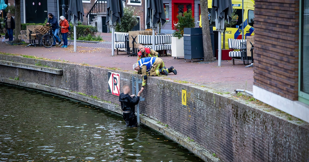Man uit het Spaarne gehaald door brandweerlieden in Haarlem