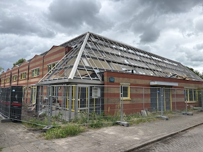 Lekkages, vallende glasplaten en gevluchte bewoners: sloophamer velt probleemgebouw met serre