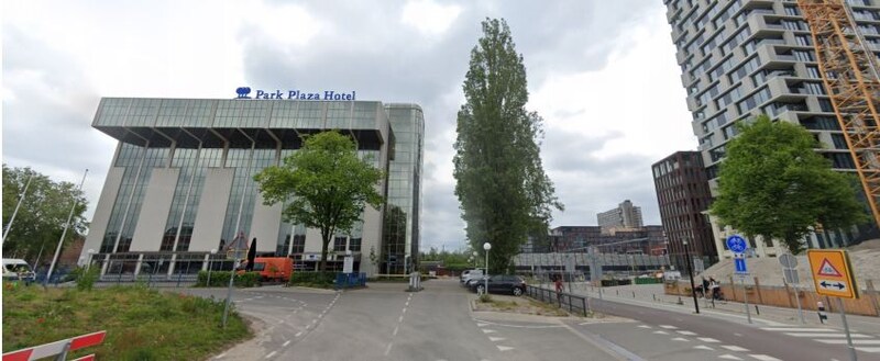 'Het vergeten hoekje' voor de deur van het Park Plaza Hotel aan het Westplein.