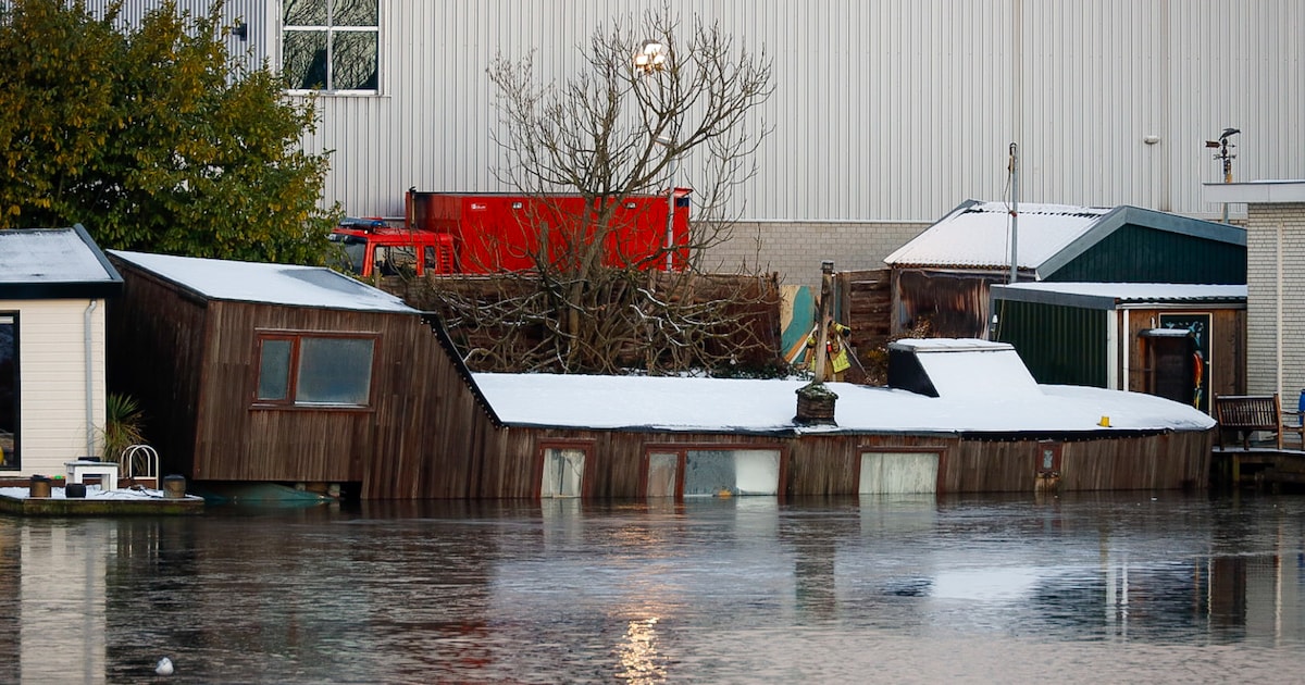 Woonboot grotendeels gezonken aan de Havenweg in Hilversum