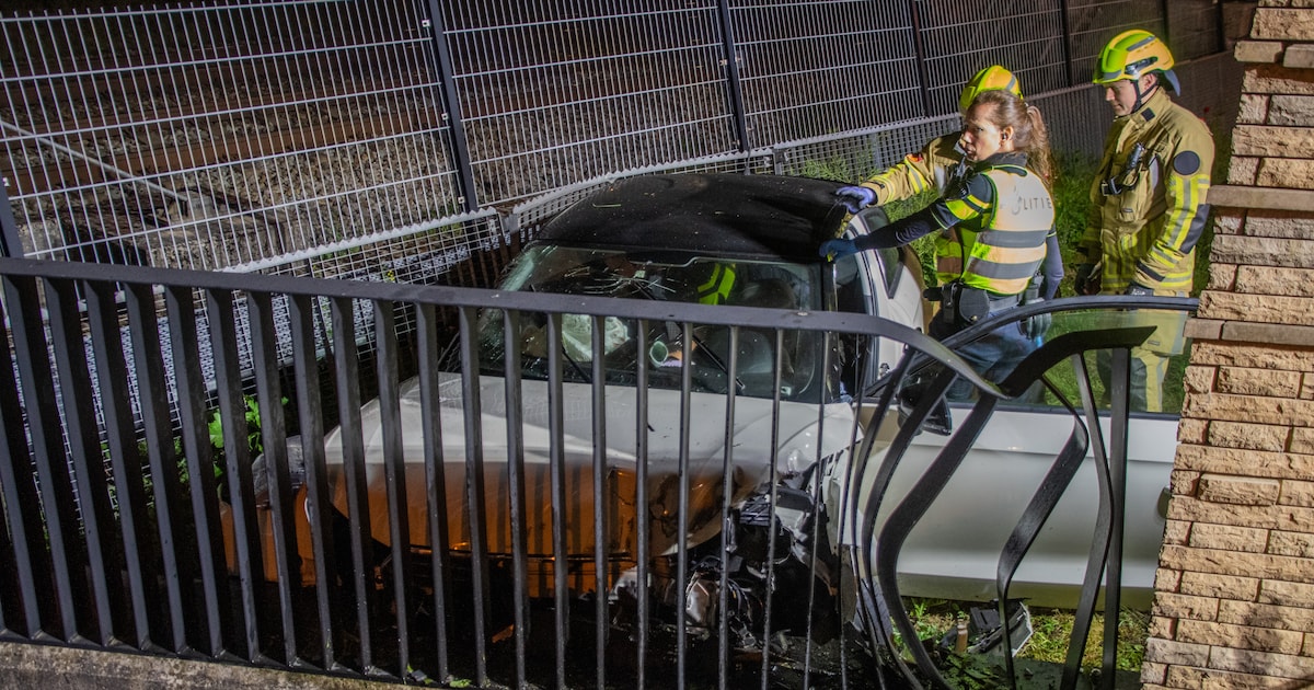 Automobilist crasht tegen viaduct in Utrecht na negeren stopteken