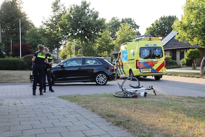 Fietser gewond bij aanrijding met auto in Kampen, flinke barst in voorruit