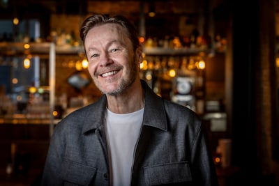 Gijs Staverman komt er live op de radio achter dat hij een kleinzoon krijgt