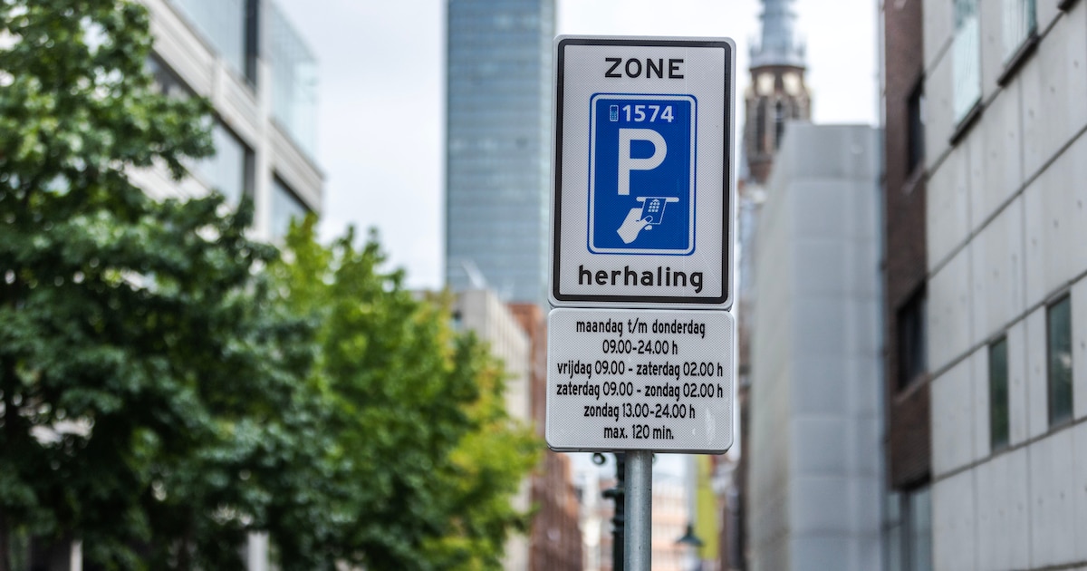 Einde papieren parkeervergunning in Enkhuizen: gemeente helpt bij overstap naar digitaal