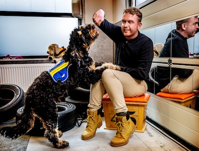 Hoe de hulphond steeds meer ziektes te lijf gaat: ‘Alsof ik er een familielid heb bijgekregen, zo go