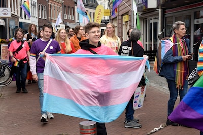 Eerste Regenboogwandeling in Woerden nodig voor bredere acceptatie van queers: ‘Willen alleen accept