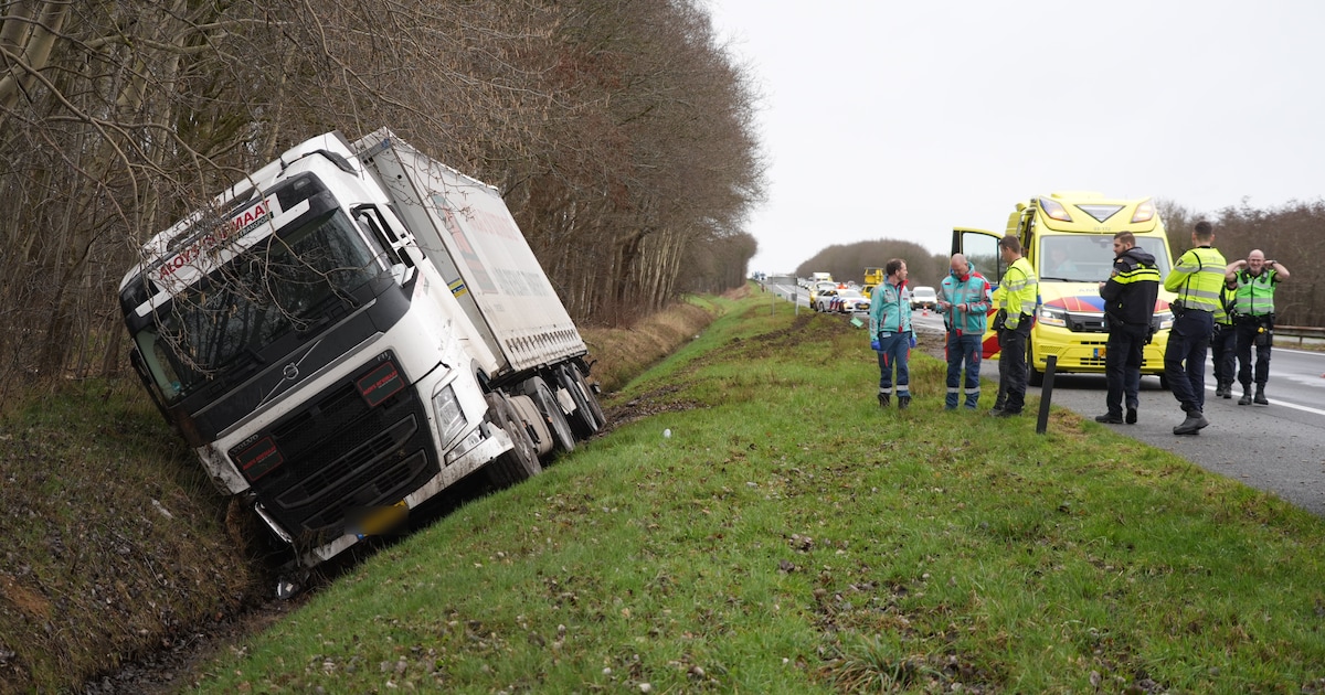 Vrachtwagen belandt in greppel naast de A28 bij Ubbena