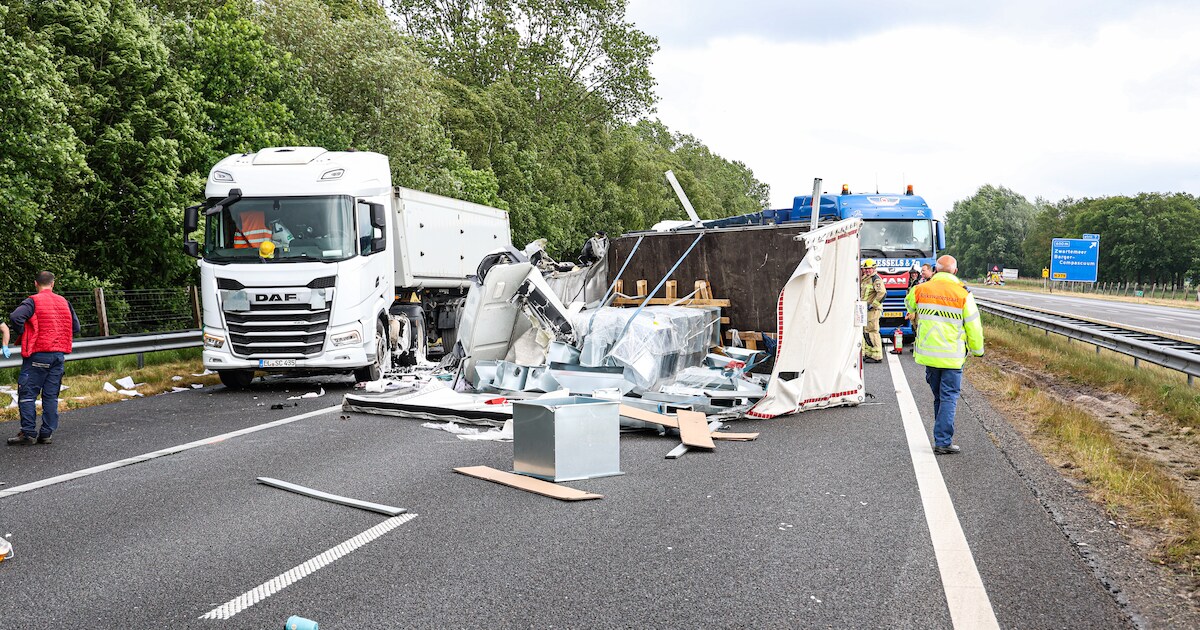 Flinke ravage na ongeluk op A37 bij Klazienaveen, snelweg volledig dicht