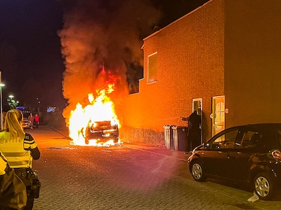 Geparkeerde auto uitgebrand pal naast huis in Veenendaal