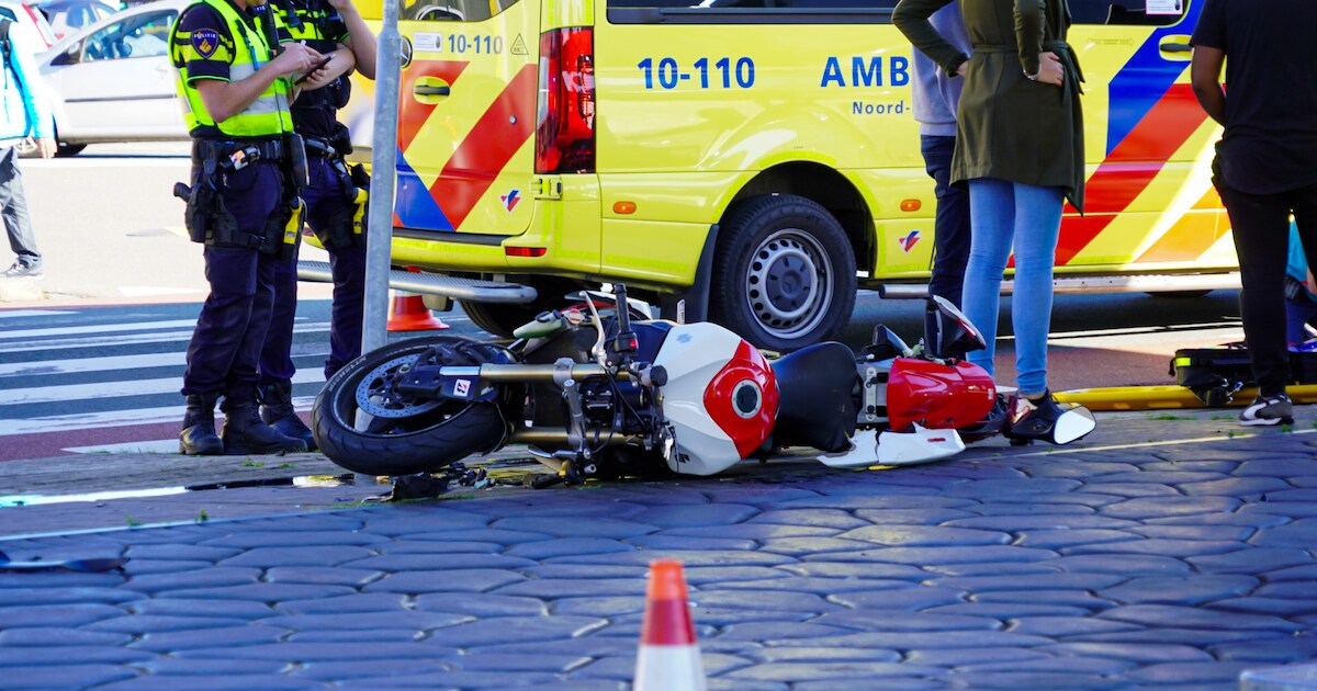 Motorrijder zwaargewond na frontale botsing met auto op Dr. C.C.K. van Aalstweg in Hoorn