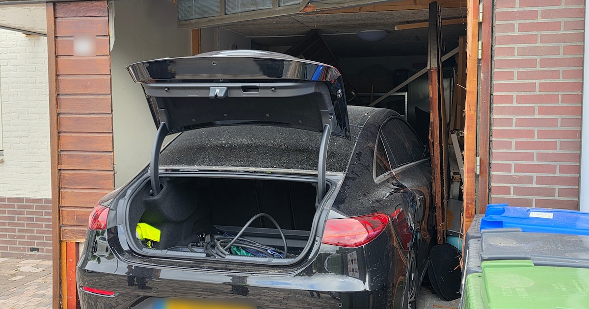 Auto rijdt door garagedeur van woning in Meppel