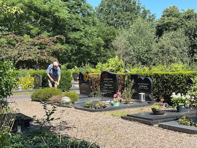 Herman kijkt met liefde terug op zus Nel (58): ‘Mijn ouders deden alles om haar een gewoon leven te 