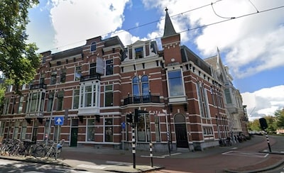 Art-nouveauwoning met droominterieur: van roze badkamer tot groene keuken