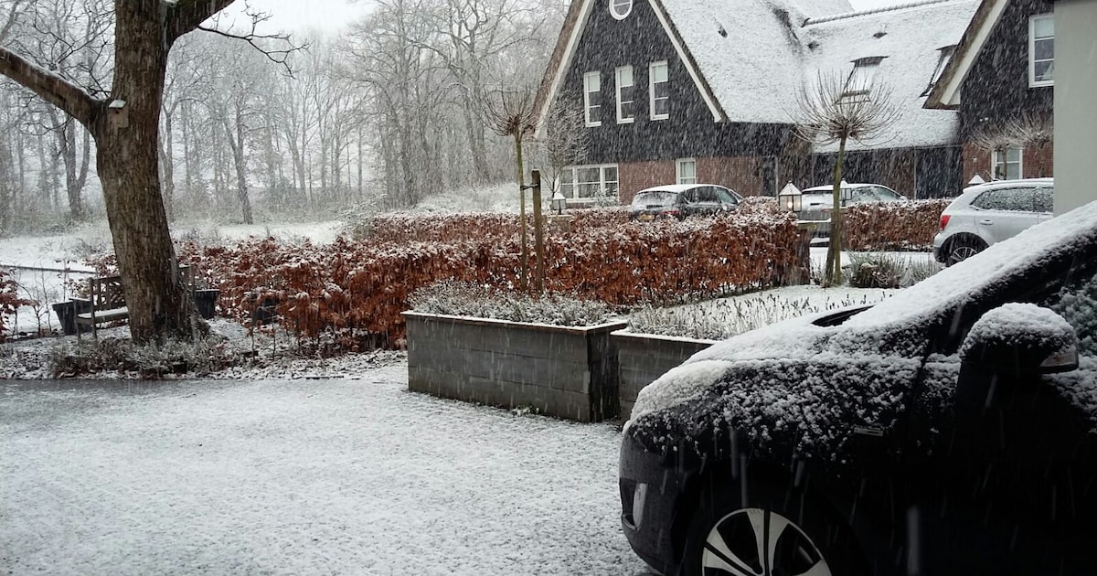 Natte sneeuw, maar ook opklaringen in Hattem in de avond
