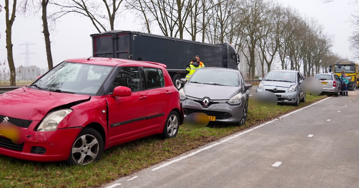 Drie auto’s botsen in Lierop: twee gewonden, N612 deels dicht