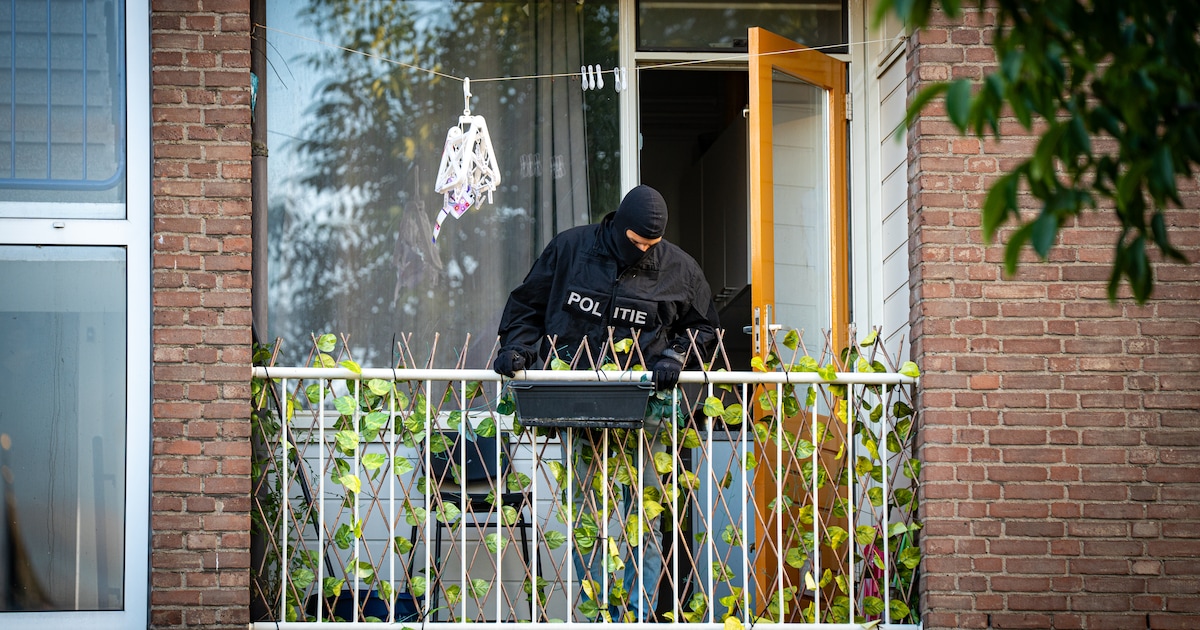 Omwonenden zien hoe angstige vrouw (29) met baby van balkon springt: ‘Beeld op mijn netvlies gebrand