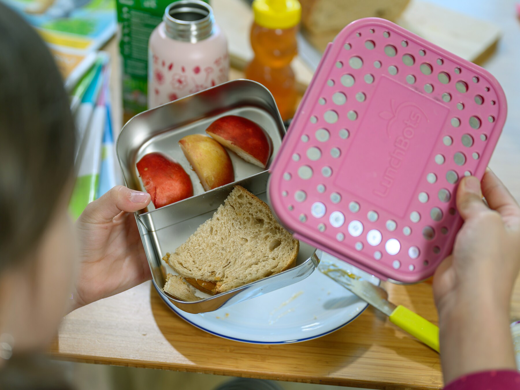 Volle broodtrommels op school dankzij boodschappenkaart: ‘Blij dat ik weer fruit voor mijn kind kan kopen’