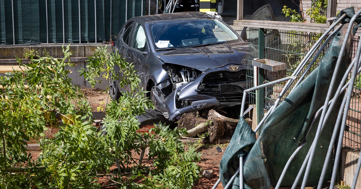 Auto rijdt dwars door hek in Heemstede