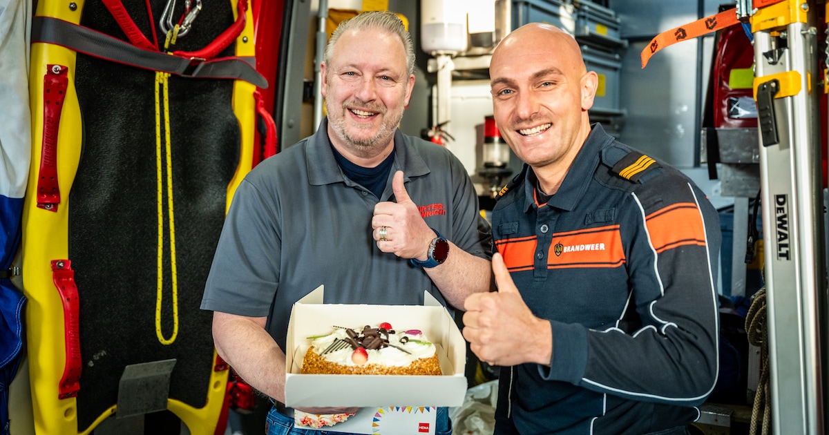 Erik trakteert brandweerduiker Kevin op taart als bedankje voor terugvinden trouwring: ‘Is je alles’