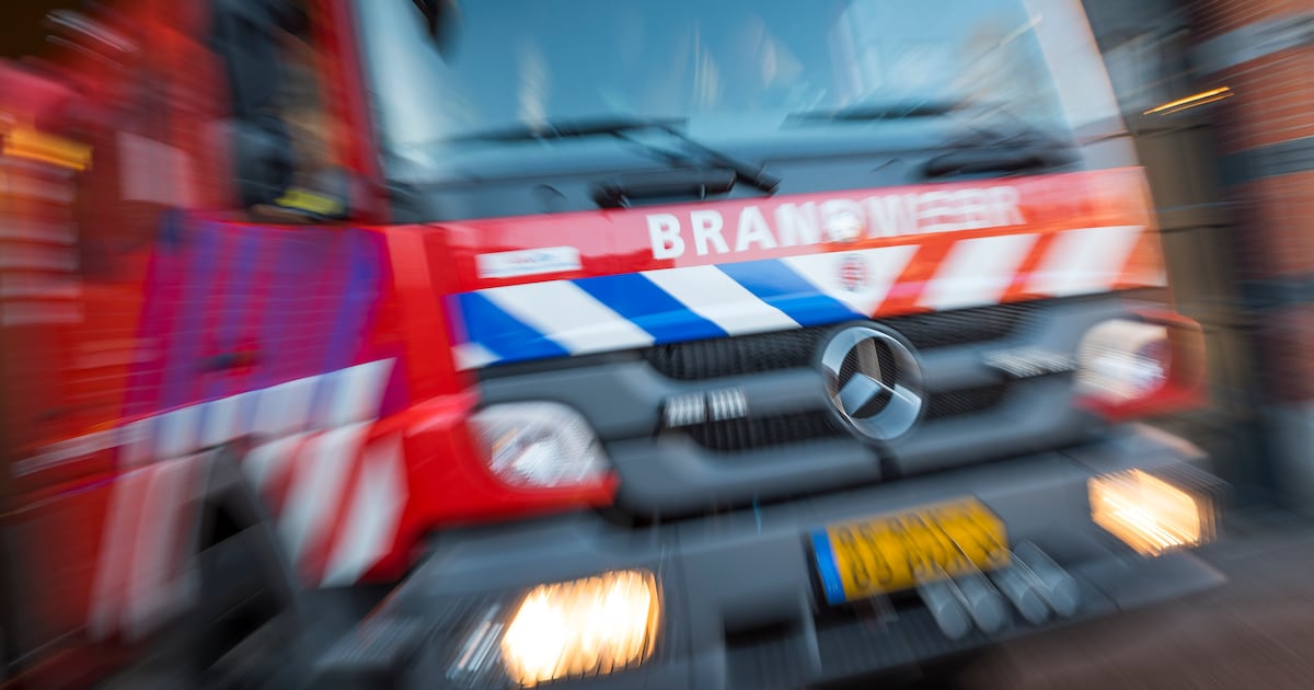 Schuur aan Oranjekanaal in Hijken staat in brand
