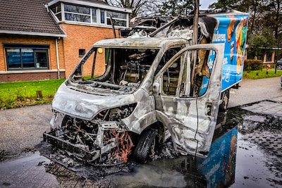 Bezorgbus van Albert Heijn verwoest door brand in Arnhem