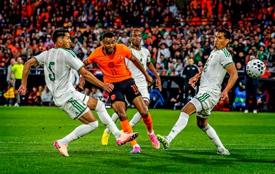 Malen raakt de paal en afgekeurde goal Reijnders in stromende regen in Rotterdam