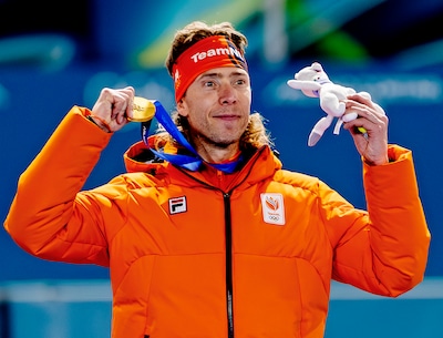 https://images.ad.nl/MDM4ZjZmMzA1MDQ3ZjZlZTAyZTQvZGlvLzI3MDI5MjIyMC9maXQtd2lkdGgvNDAw/olympische-winterspelen-2026-milaan-cortina-jorrit-bergsma-wint-goud-op-de-massastart-en-geniet-van-zijn-gouden-medaille-foto-pim-ras