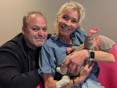 Mariska Bauer doneert witte jurk aan kleinzoon Jan en blik van Gerard belooft weinig goeds
