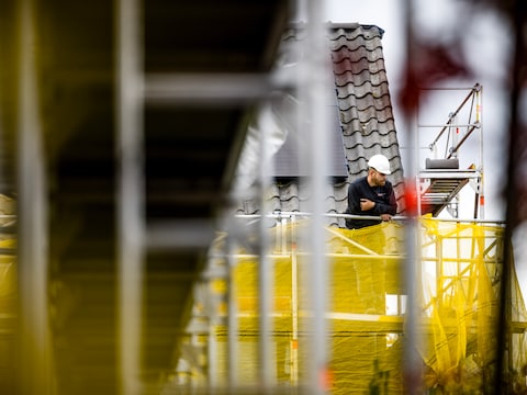Bouwvakkers aan het werk tijdens renovatie van bestaande woonhuizen ter illustratie. 
