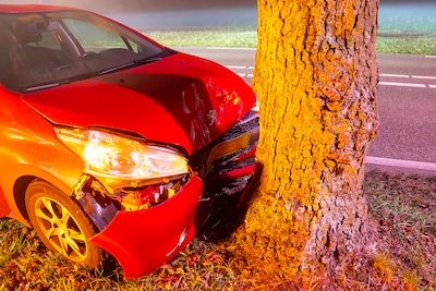 Auto botst op boom bij Oss