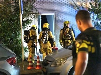Explosie bij woning in Schilderswijk: voordeur zwaar beschadigd, politie start onderzoek