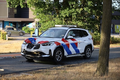 Bestuurder van gestolen auto met caravan rijdt in op politiewagen in Uden, agent gewond naar ziekenh